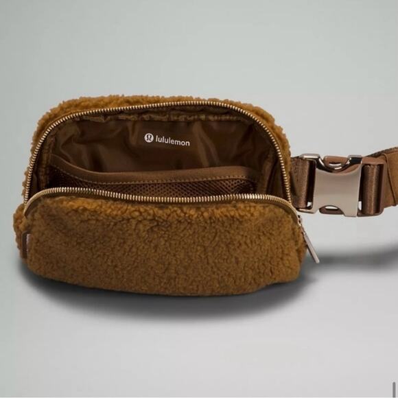 NWT Lululemon Everywhere Belt Bag Fleece Teddy Sherpa Furry Brown Gold Caramel - Picture 4 of 16